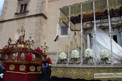 Im Genes Del Encuentro Entre El Resucitado Y La Aurora En Badajoz