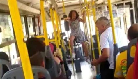 Veja vídeo Mulher oferece partes íntimas a passageiros dentro de coletivo