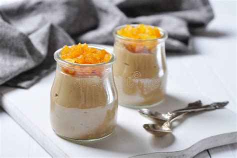 Karamell Pudding Mit Fla Sahne Stockbild Bild Von Nachricht Milch