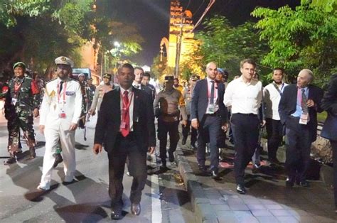 Usai Ikuti Jamuan Makan Malam Presiden Macron Jalan Kaki Km Sapa