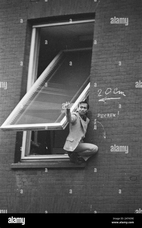 Sauter Par La Fen Tre Banque D Images Noir Et Blanc Alamy