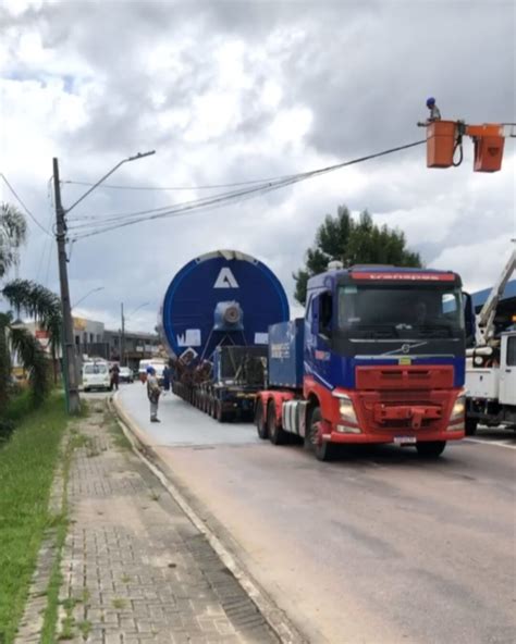 Carga Especial De Metros De Altura Passa Na Av Das Arauc Rias O