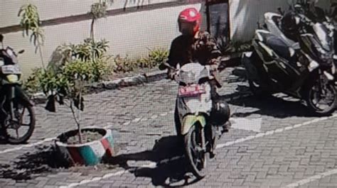 Viral Pria Pakai Sepeda Motor Plat Merah Curi Helm Di Kantor