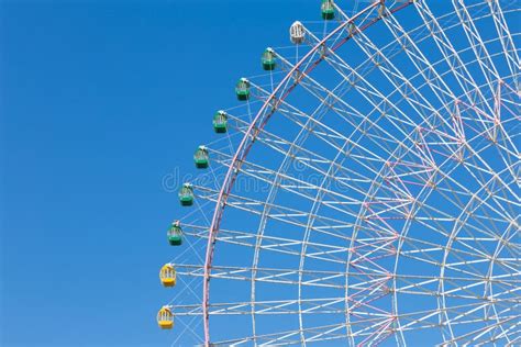 Trayectoria De La Noria Del Gigante Del Funfair Foto De Archivo