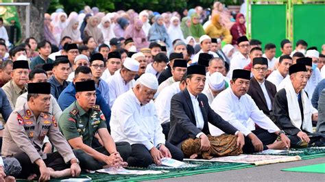 Presiden Joko Widodo Dan Ibu Iriana Salat Iduladha 1445 Hijriah Di Kota