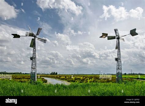 Dos Peque Os Molinos De Viento Modernos En Un Paisaje Con Pantanos Y