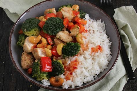 Poêlée de poulet aux noix de cajou et petits légumes