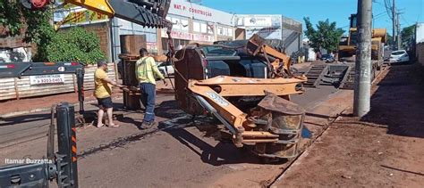 Motorista de carreta derruba retroescavadeira na rua Da Divisão vídeo