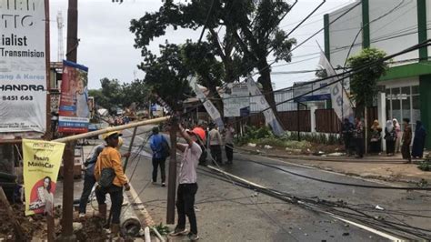 Hujan Disertai Angin Kencang Terjang Depok Pohon Tiang Listrik