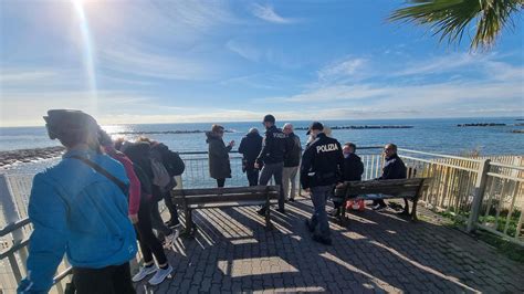 Sanremo Giovane Ragazza Si Getta In Mare Salvata Da Due Operai Al