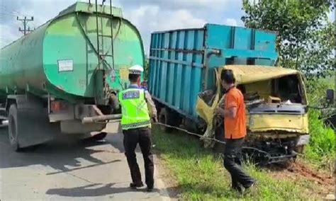 Kronologi Kecelakaan Minibus Tabrak Truk Kelapa Sawit Di Jambi 4 Orang