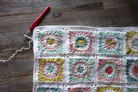 Crocheter Un Coussin En Granny Squares Tuto D Taill En Photos