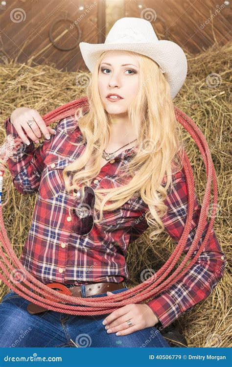 Portrait De Cow Girl Avec La Corde De Lasso Dans Cattleshed Image Stock