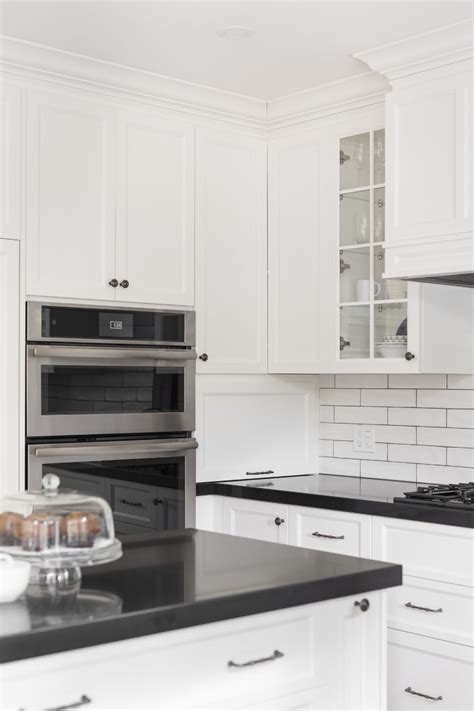 A Classic White Kitchen With A French Country Feel Classique Chic Cuisine Toronto Par