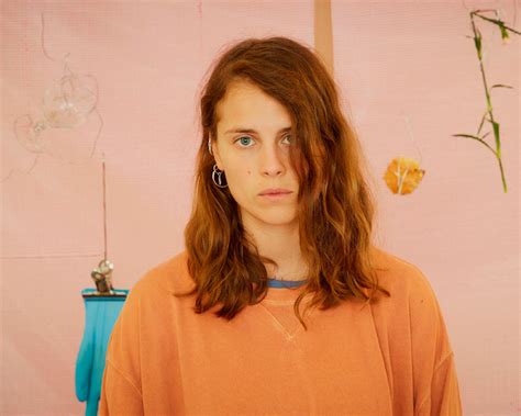 Marika Hackman anuncia álbum de Covers versão de Grimes