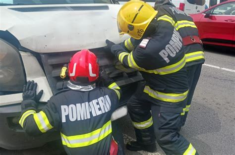 Accident în Salonta între un microbuz și o dubă 17 persoane implicate