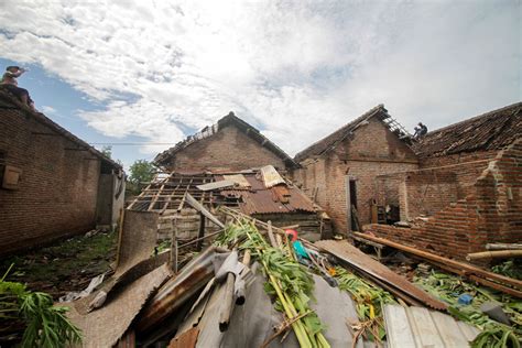 Ratusan Rumah Di Sidoarjo Rusak Diterjang Angin Puting Beliung