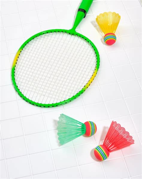 Raqueta De B Dminton Y Una Lanzadera Colorida Concepto De Juego