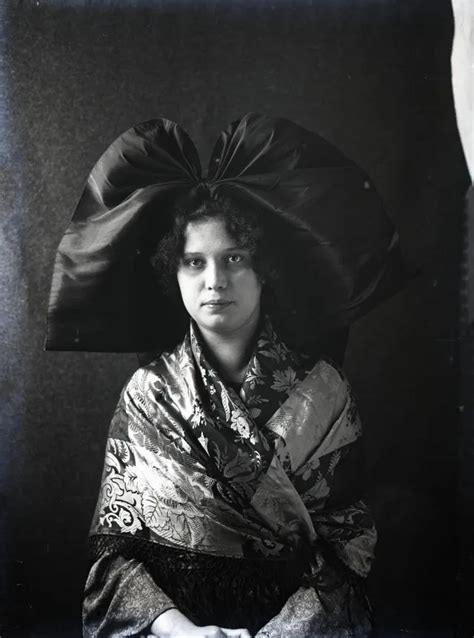 Portraits De Femmes Alsaciennes En Costume Traditionnel Alsacien