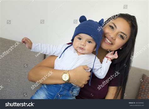 Mama latina con bebe Más de fotos de stock con licencia libres de regalías Shutterstock