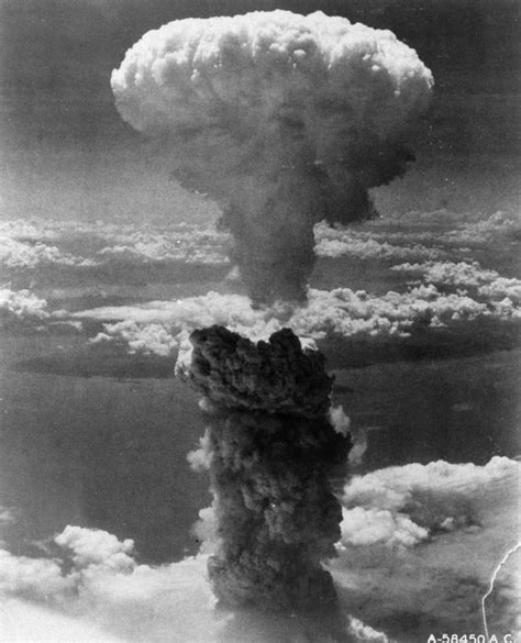 長崎原爆のキノコ雲＝米軍撮影（1264）－ナガサキ、フィルムの記憶：朝日新聞デジタル