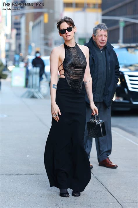 Kristen Stewart Exposed Tits In Front Of Stephen Colbert 9 Photos The Fappening