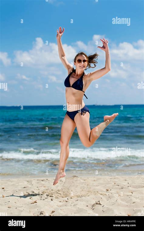 Frau Im Bikini Springend Am Strand Ibiza Spanien Woman Jumping At