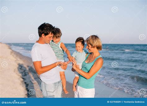 Famille Ayant L Amusement Sur La Plage Tropicale Image Stock Image Du