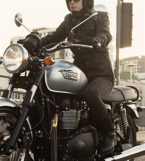 Triumph Bonneville STD Price, Specs, Review, Pics & Mileage in India