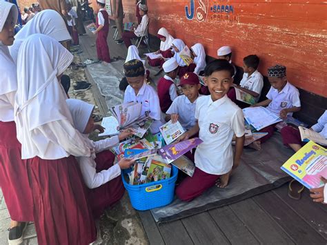 Tingkatkan Minat Baca Tim MPK Dispersip Kalsel Roadshow Ke 12 Sekolah