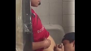 Pinoy chupando pollas en baño público XVIDEOS