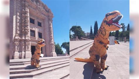 Joven Se Titula Como Ingeniero Vestido De Dinosaurio Uniradio Informa