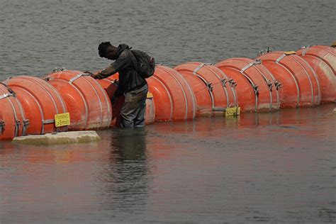 Texas moves floating border barrier closer to America - The Garden Island