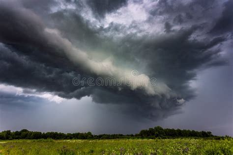 Nuvem De Tempestade Extrema Que Se Move Sobre Campos Conceito De