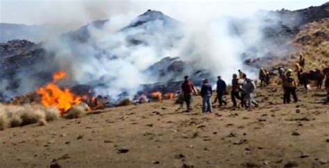 Brigadistas y baqueanos combaten un incendio en cercanías de Las