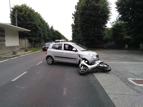 Origgio Scontro Hyundai Scooter Motociclista Ferito Il Saronno