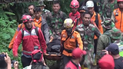 Video Vulkanausbruch In Indonesien Noch Mehrere Bergsteiger Vermisst