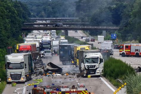 Explosion Nach Unfall Mit Gefahrguttransport A Voll Gesperrt