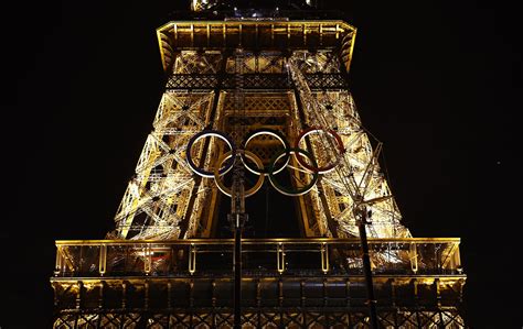 Los anillos olímpicos ya lucen en la Torre Eiffel