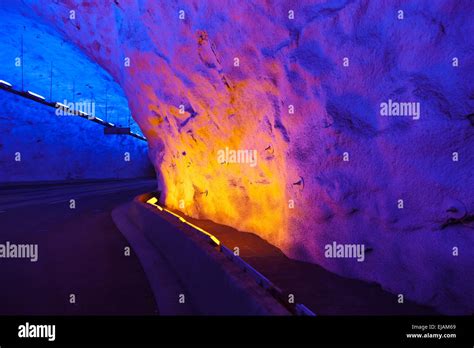 Blaues Licht Im Laerdal Tunnel Fotos Und Bildmaterial In Hoher