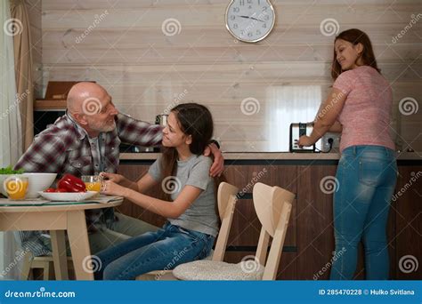 Adolescente Y Sus Padres Felices En La Cocina Foto De Archivo Imagen