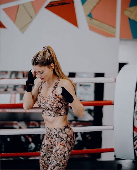 Siêu mẫu thể thao diện bikini khoe bụng bầu đẹp kiều nữ UFC bị vạ miệng