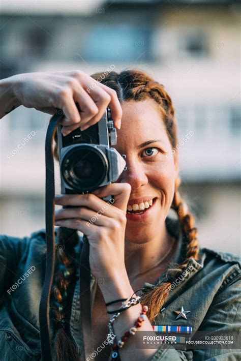 Portrait De Souriante Rousse Fille Avec Des Tresses Prendre Des Photos