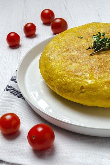 Omelette espagnole maison avec pommes de terre et œufs Cuisine