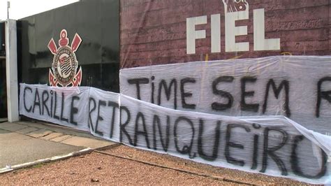 Torcida Do Corinthians Protesta Na Porta Do Ct Chama F Bio Carille De