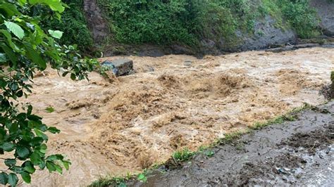 Rizede heyelan felaketi Evler boşaltıldı yol çöktü Gök gürültüsü