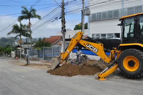 Obras De Drenagem Em Nove Bairros Causam Bloqueios No Tr Nsito De