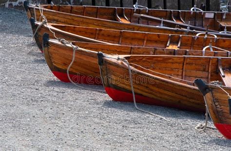 Barcos A Remos De Madeira No Por Do Sol Imagem De Stock Imagem De