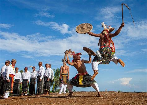 Tarian Caci Adat Manggarai Engelbertus Redo Flickr