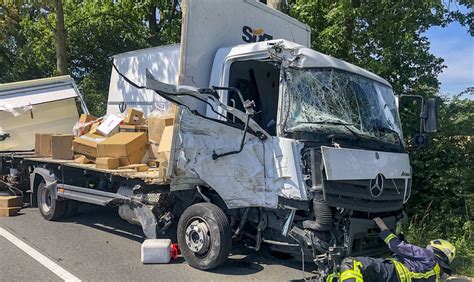 Unfall In Xanten Lastwagen Prallt Gegen Baum